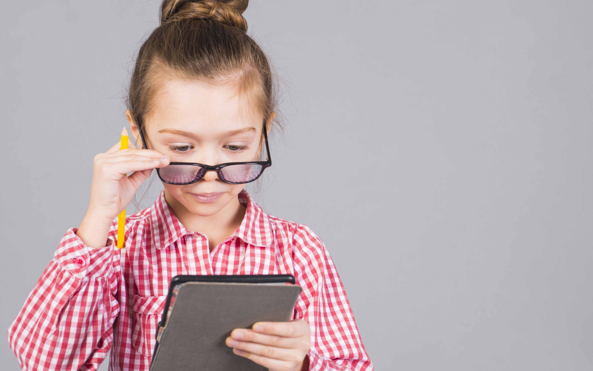Не противопоставяйте четенето на дигиталните устройства, а насърчете децата да организират деня си така, че да имат време и за двете. Насочете ги също така към смислено ползване на устройствата с образователни игри. Снимка: Freepik.